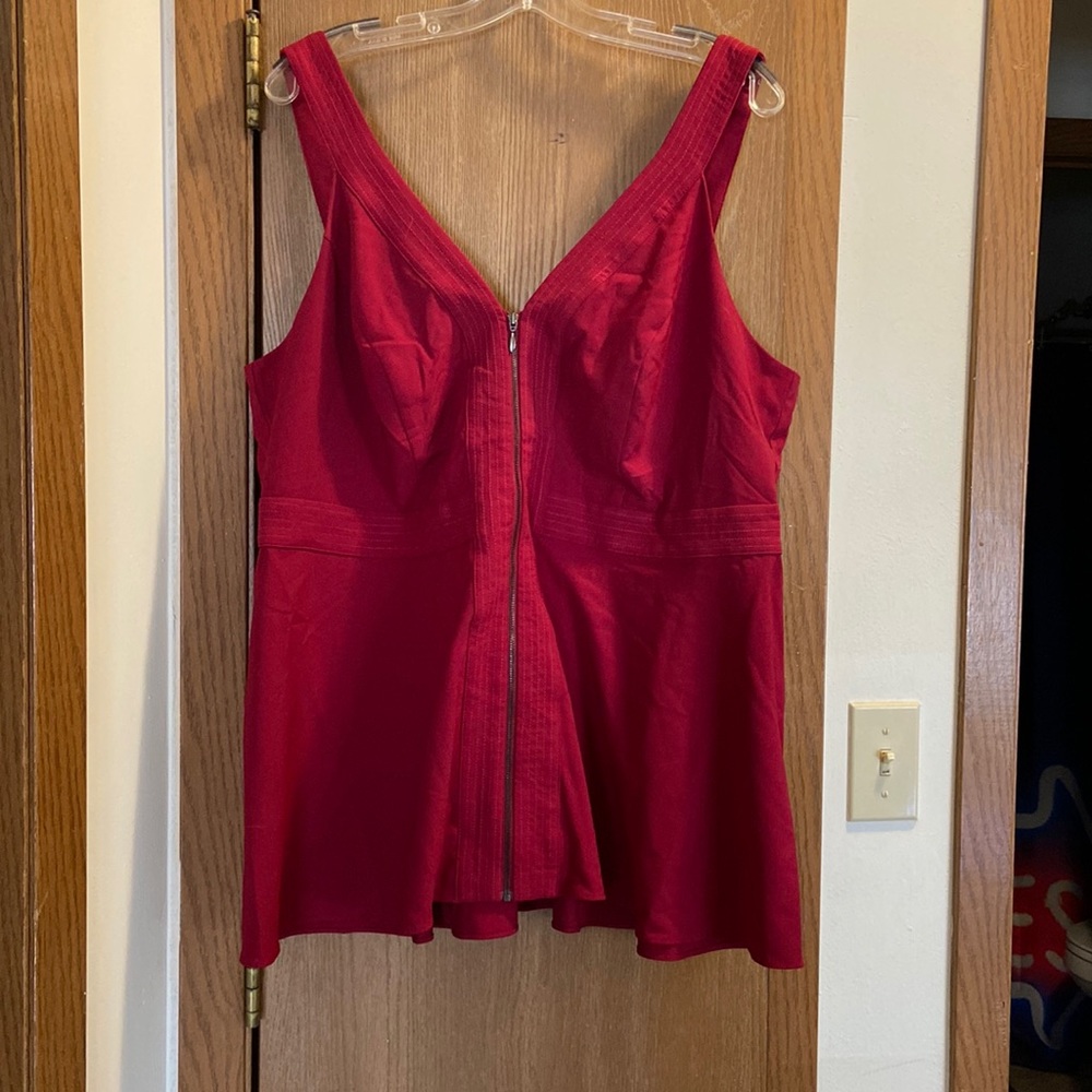Torrid red zip up tank top. Size 2X.
